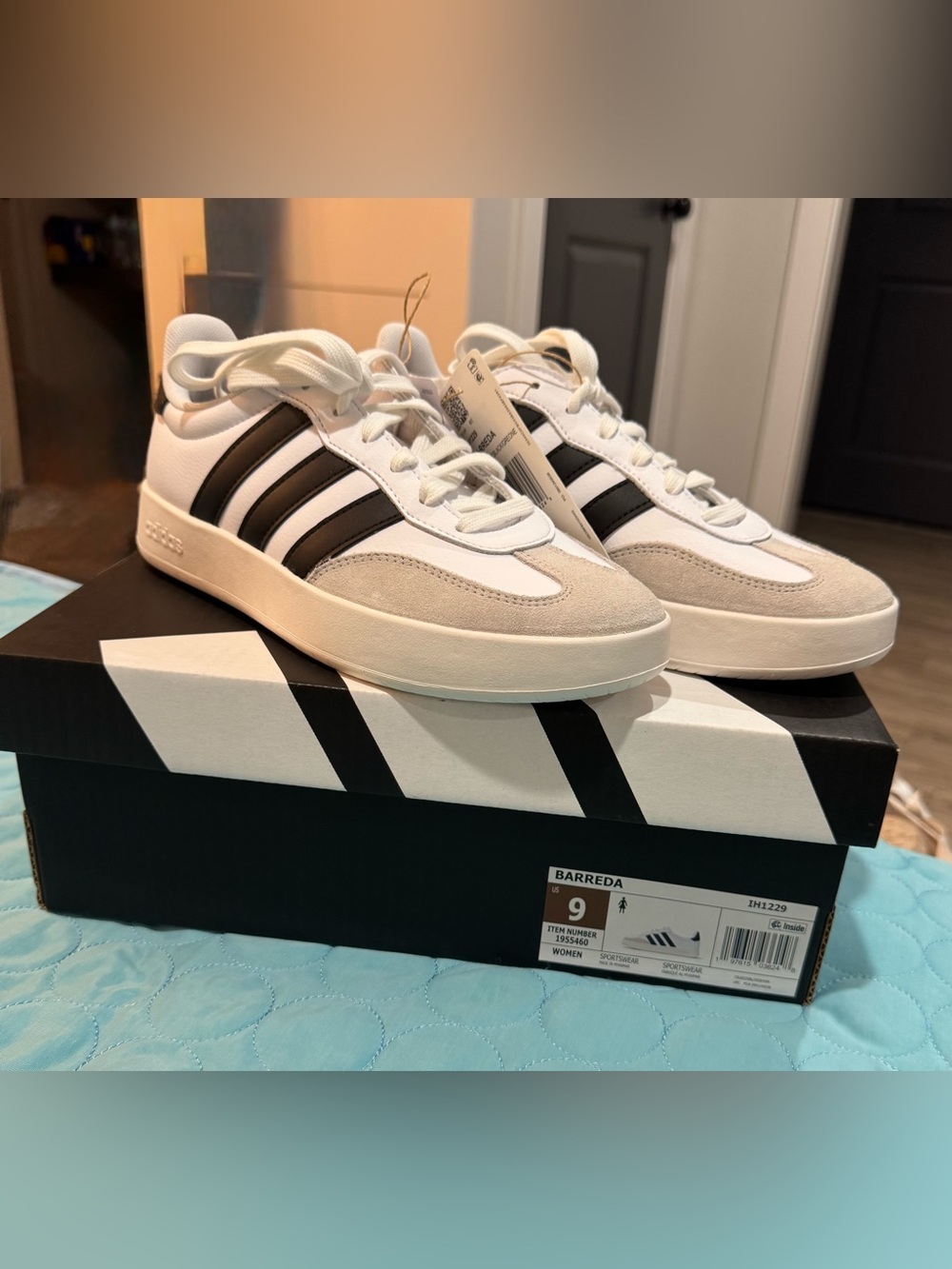 Adidas Barreda women’s White/Black/Grey Low-Top Sneakers